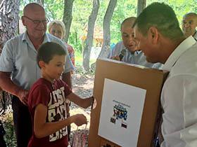 Opština Pećinci donirala računare za decu sa Kosova i Metohije