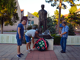 Положени венци на свих пет спомен обележја