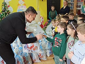 Председник Ђокић уручио пакетиће деци са Косова и Метохије