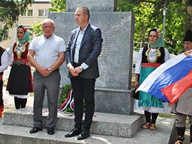 Počast žrtvama, opomena potomcima