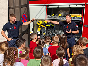 Pećinački vatrogasci se družili sa predškolcima i edukovali ih