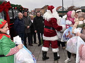 Деда Мраз и пакетићи стигли новогодишњим возом (Видео)