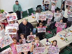 Деца и родитељи заједно истраживали свет боја у Пећинцима