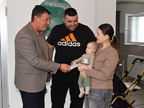 40.000 динара за сваку бебу (Видео)