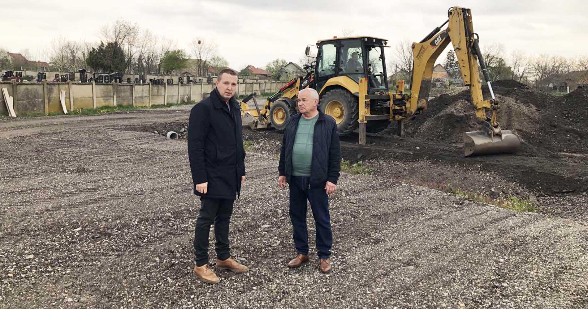 Уређен и проширен паркинг код гробља у Шимановцима