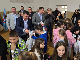 Општина Пећинци улепшала Светог Саву деци са Косова и Метохије
