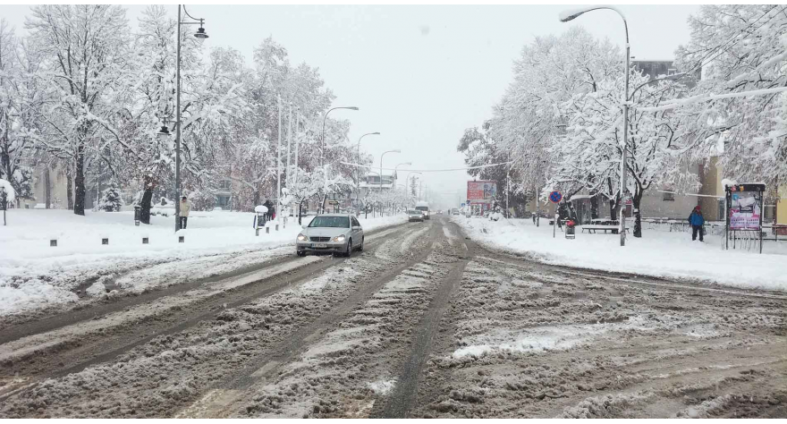 Путари се целе ноћи борили са снегом