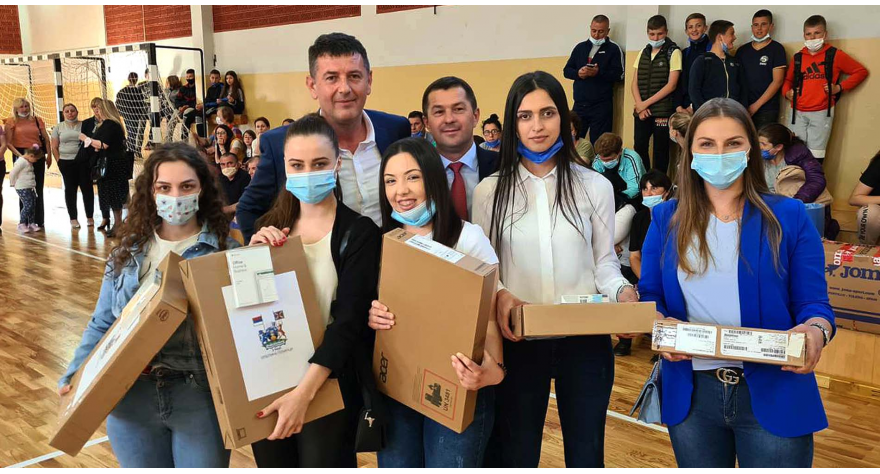 Opština Pećinci donirala kompjutere studentima sa Kosova i Metohije