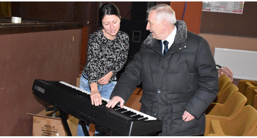 Наставници донирали клавир