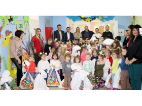 Opština Pećinci obradovala decu iz Leposavića sa 200 paketića