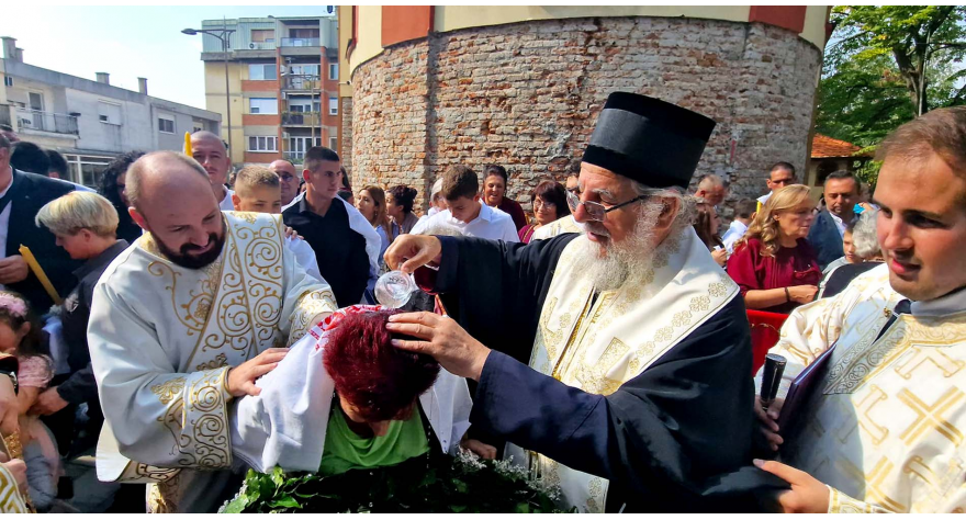 Vladika Vasilije krstio 53 stanovnika pećinačke opštine