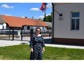 Anita Volčevski ispred obnovljene škole i vrtića