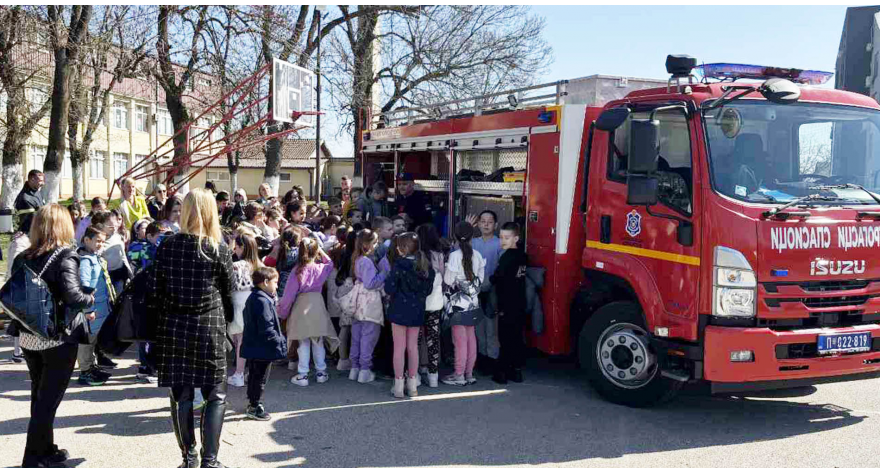 Pećinački vatrogasci održali pokaznu vežbu u šimanovačkoj školi