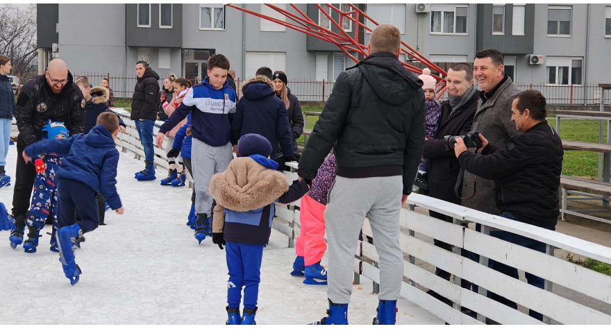 И ове године клизалиште за младе из пећиначке општине (Видео)