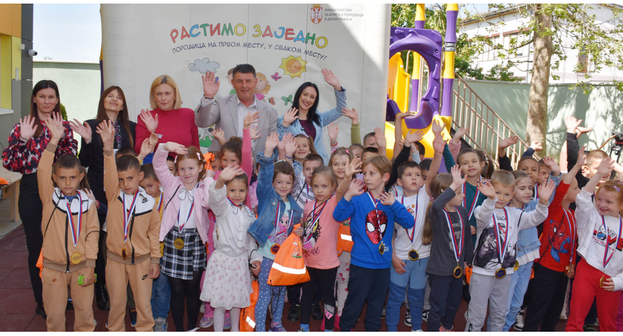 Porodica na prvom mestu, u svakom mestu (Video)